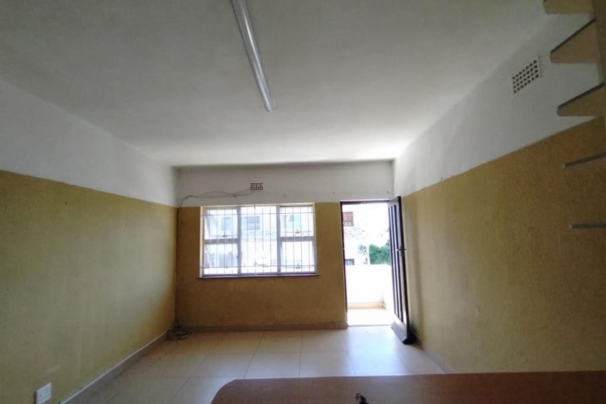 BIG OLDEN AVONDALE 2 BEDROOM FLAT WITH BALCONY (WATTSAPP QUERIES ONLY) - Photo 4