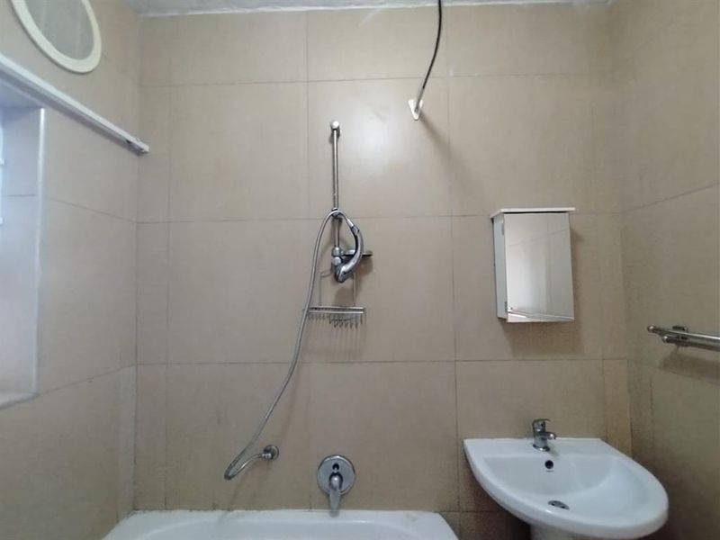 BIG OLDEN AVONDALE 2 BEDROOM FLAT WITH BALCONY (WATTSAPP QUERIES ONLY) - Photo 9