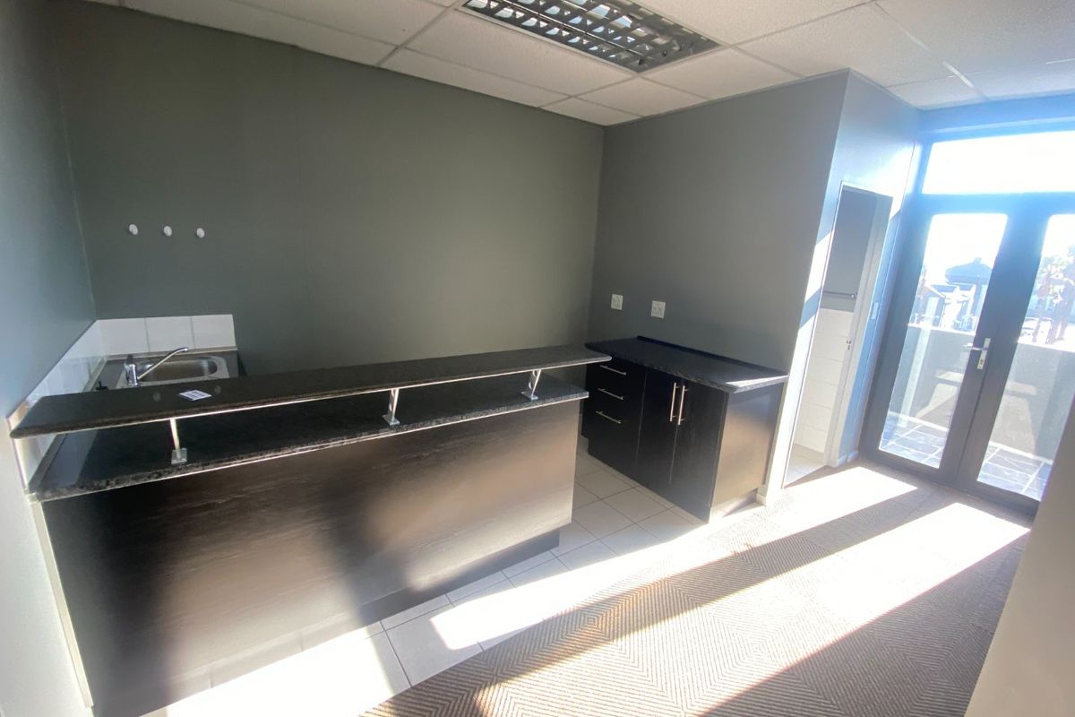 75m2 Commercial to Let  - Photo 2