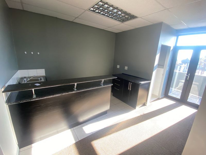 75m2 Commercial to Let  - Photo 2