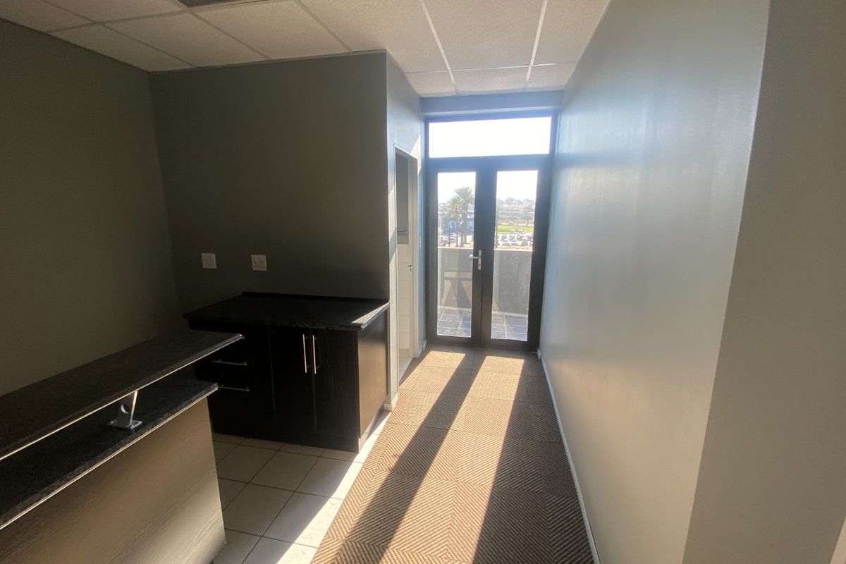 75m2 Commercial to Let  - Photo 5