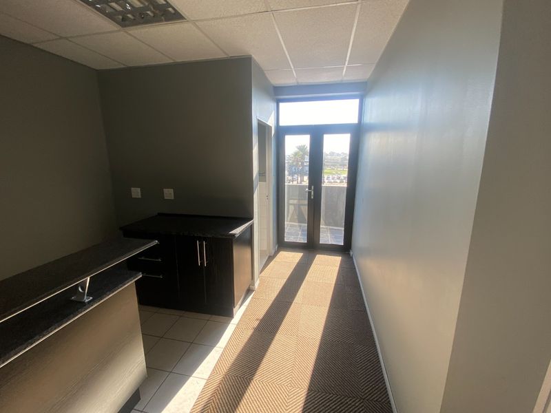 75m2 Commercial to Let  - Photo 5