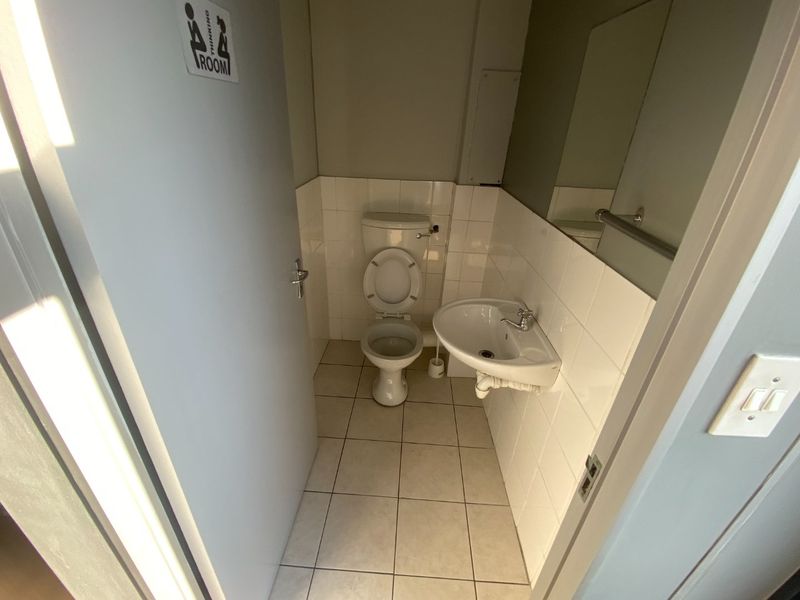 75m2 Commercial to Let  - Photo 9