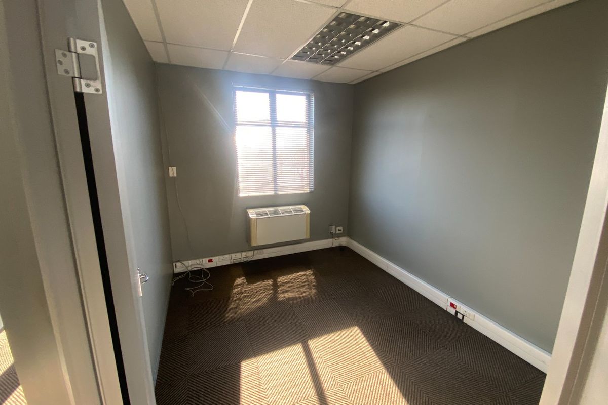 75m2 Commercial to Let  - Photo 4