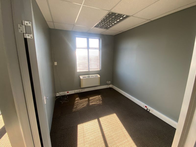 75m2 Commercial to Let  - Photo 4