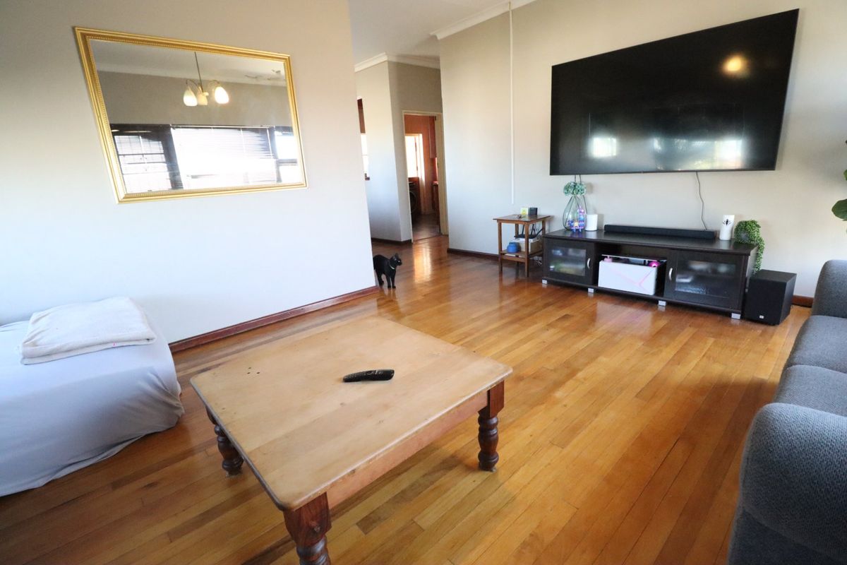Lovely Family Home with Pool and Spacious Yard - Photo 4