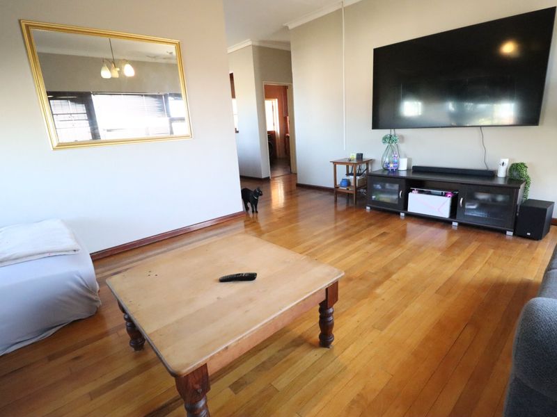 Lovely Family Home with Pool and Spacious Yard - Photo 4