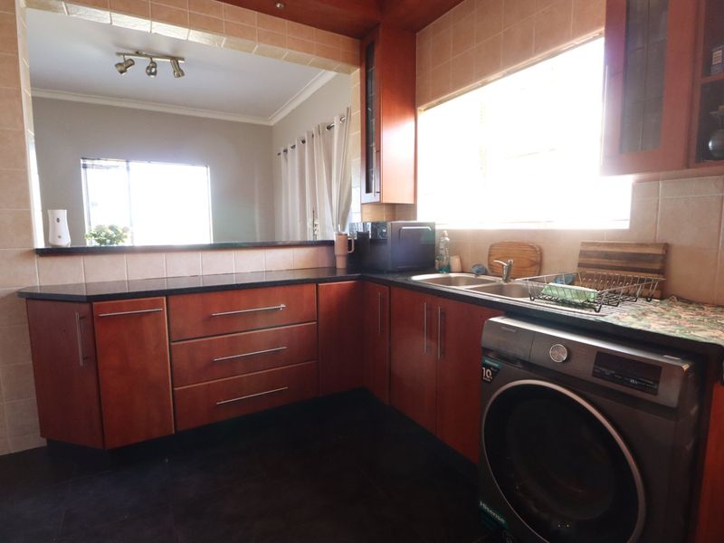 Lovely Family Home with Pool and Spacious Yard - Photo 10