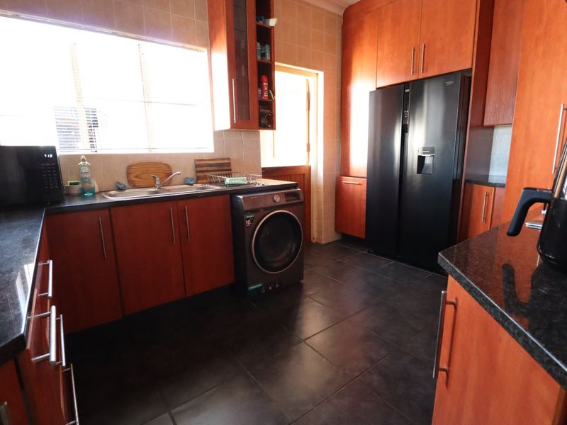 Lovely Family Home with Pool and Spacious Yard - Photo 8