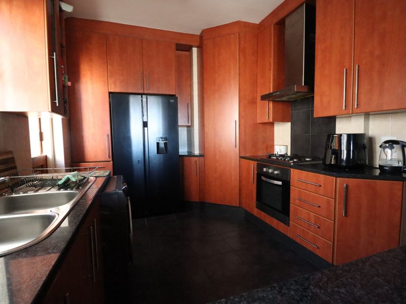 Lovely Family Home with Pool and Spacious Yard - Photo 9