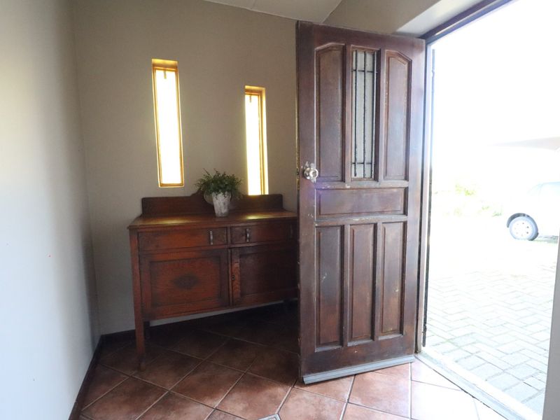 Lovely Family Home with Pool and Spacious Yard - Photo 6