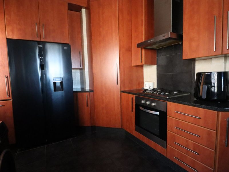 Lovely Family Home with Pool and Spacious Yard - Photo 7