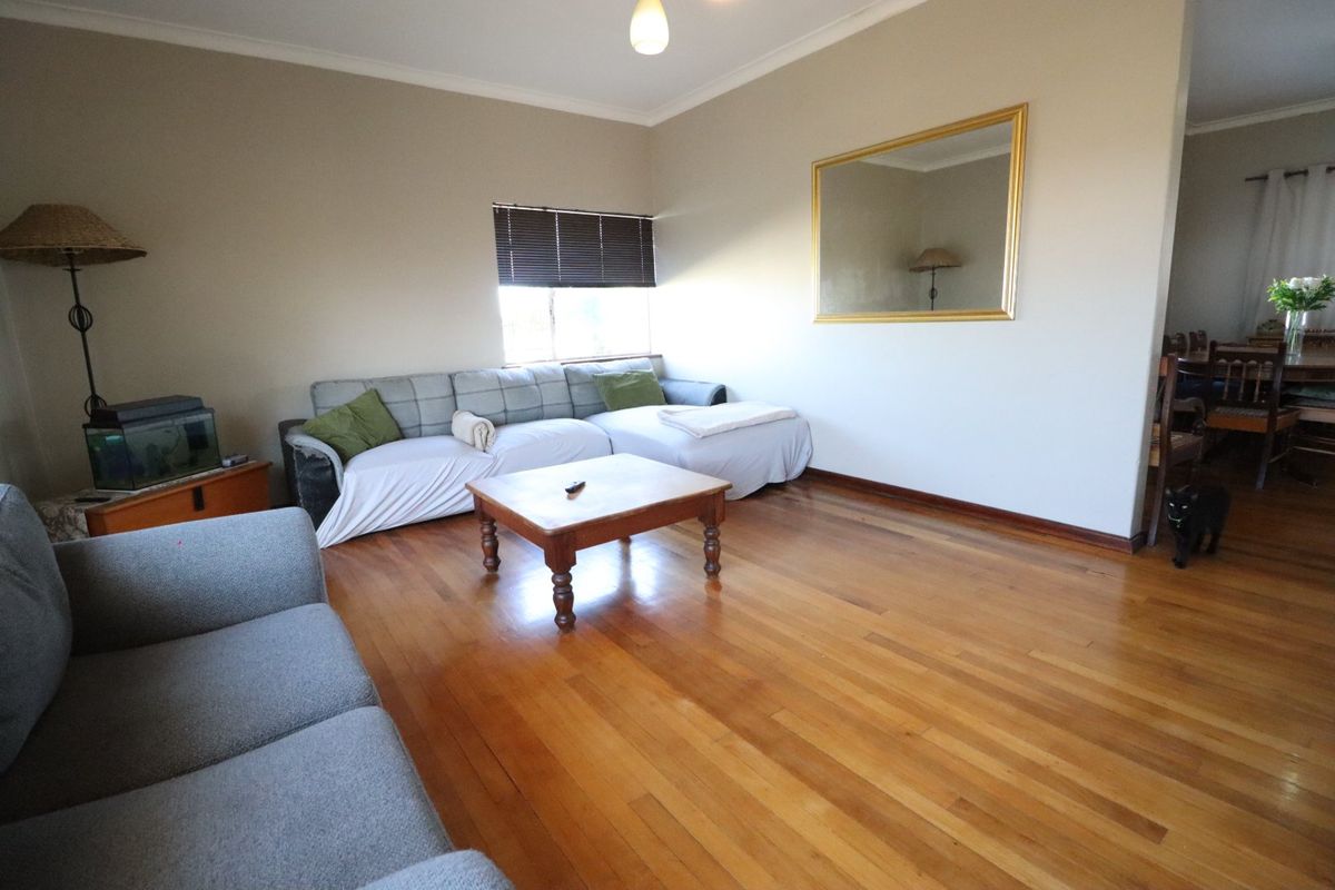 Lovely Family Home with Pool and Spacious Yard - Photo 3