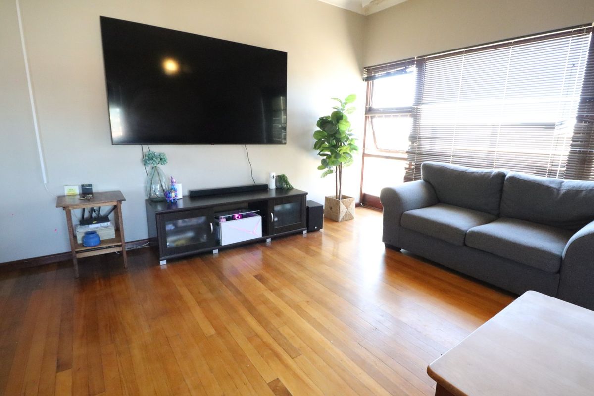 Lovely Family Home with Pool and Spacious Yard - Photo 5
