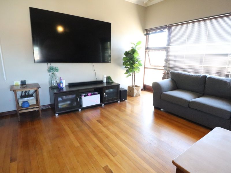 Lovely Family Home with Pool and Spacious Yard - Photo 5