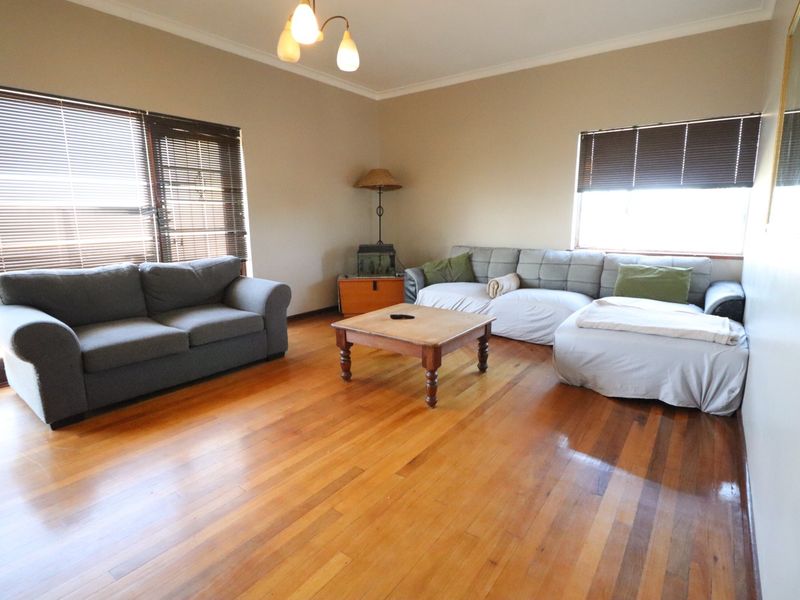 Lovely Family Home with Pool and Spacious Yard - Photo 2