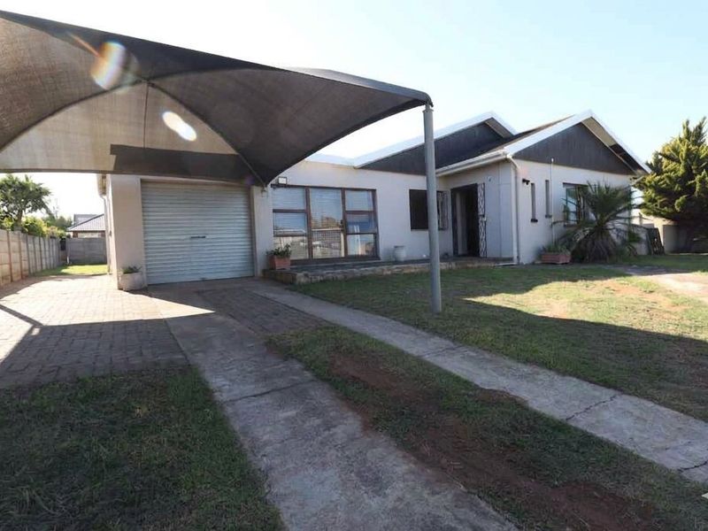 Lovely Family Home with Pool and Spacious Yard - Photo 1
