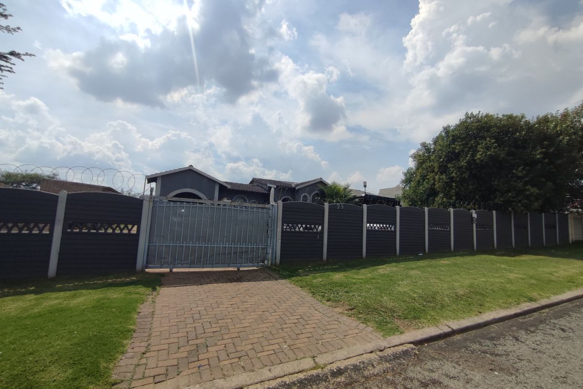 HOUSE FOR SALE IN BIRCHLEIGH  - Photo 2