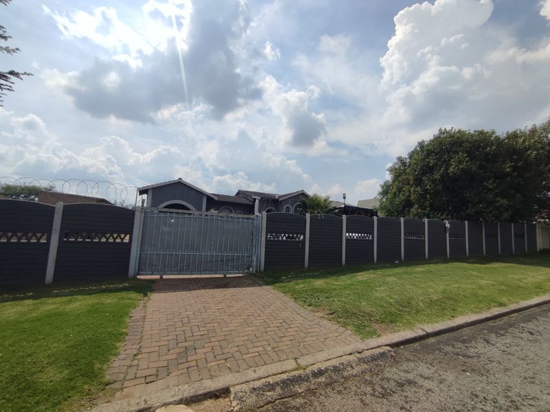 HOUSE FOR SALE IN BIRCHLEIGH  - Photo 2