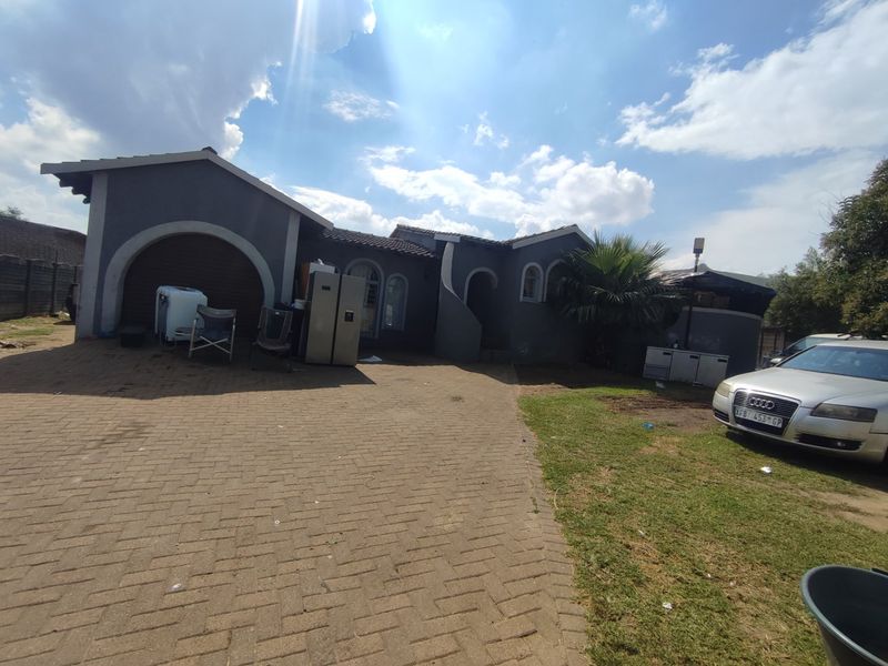 HOUSE FOR SALE IN BIRCHLEIGH  - Photo 1