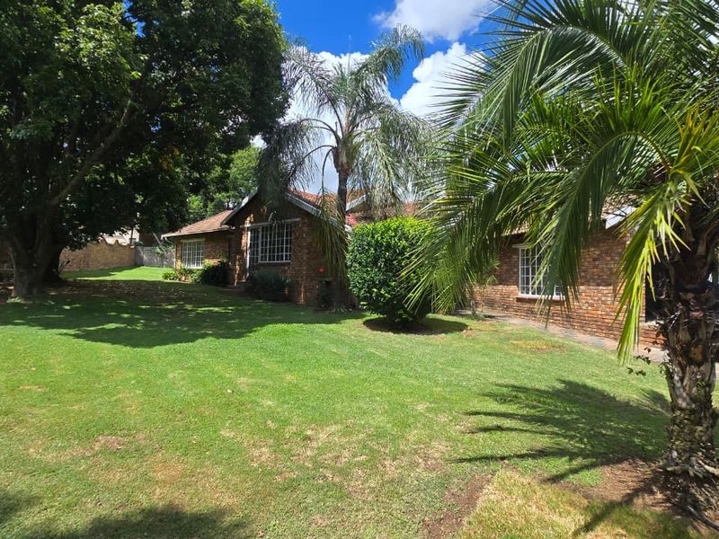 NEWLY RENOVATED AND FRESHLY PAINTED - Photo 2