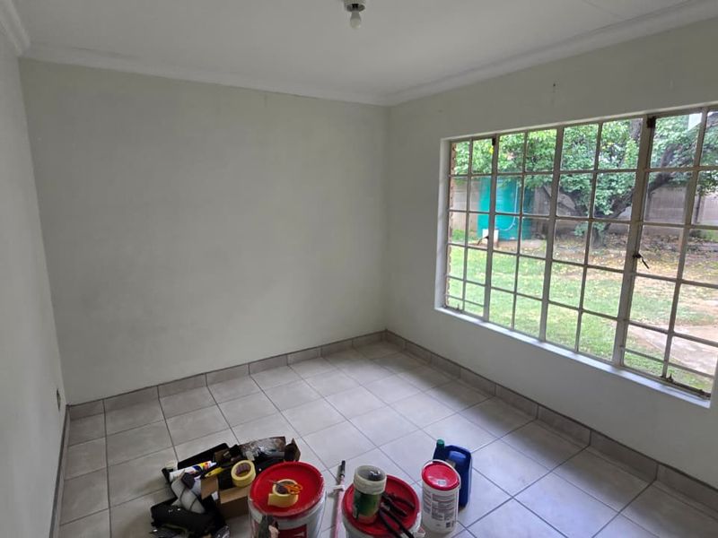 NEWLY RENOVATED AND FRESHLY PAINTED - Photo 7