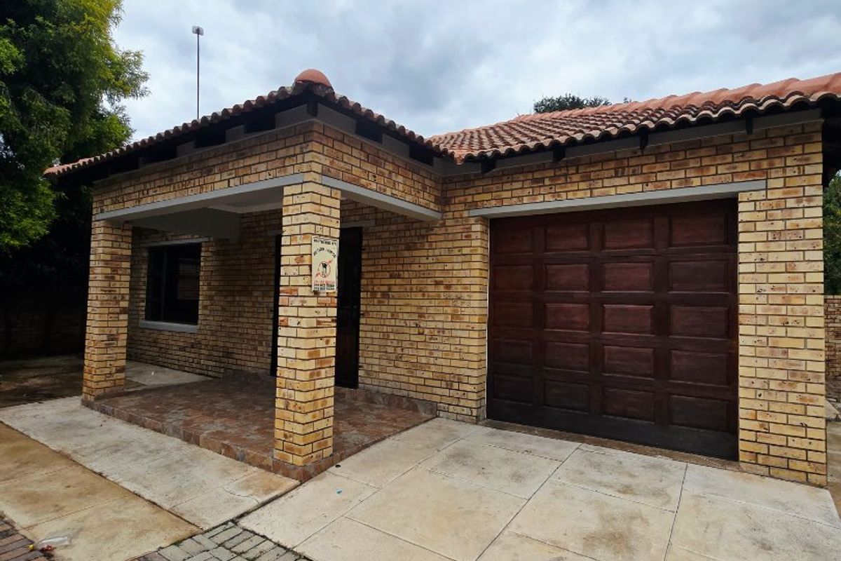 Contemporary Full-Title Townhouse with Modern Finishes in Wilkoppies - Photo 2