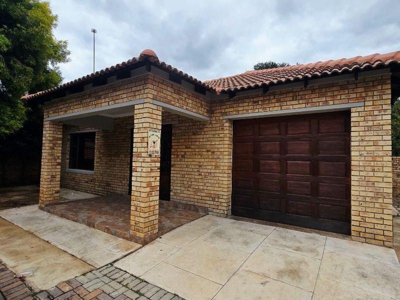 Contemporary Full-Title Townhouse with Modern Finishes in Wilkoppies - Photo 2