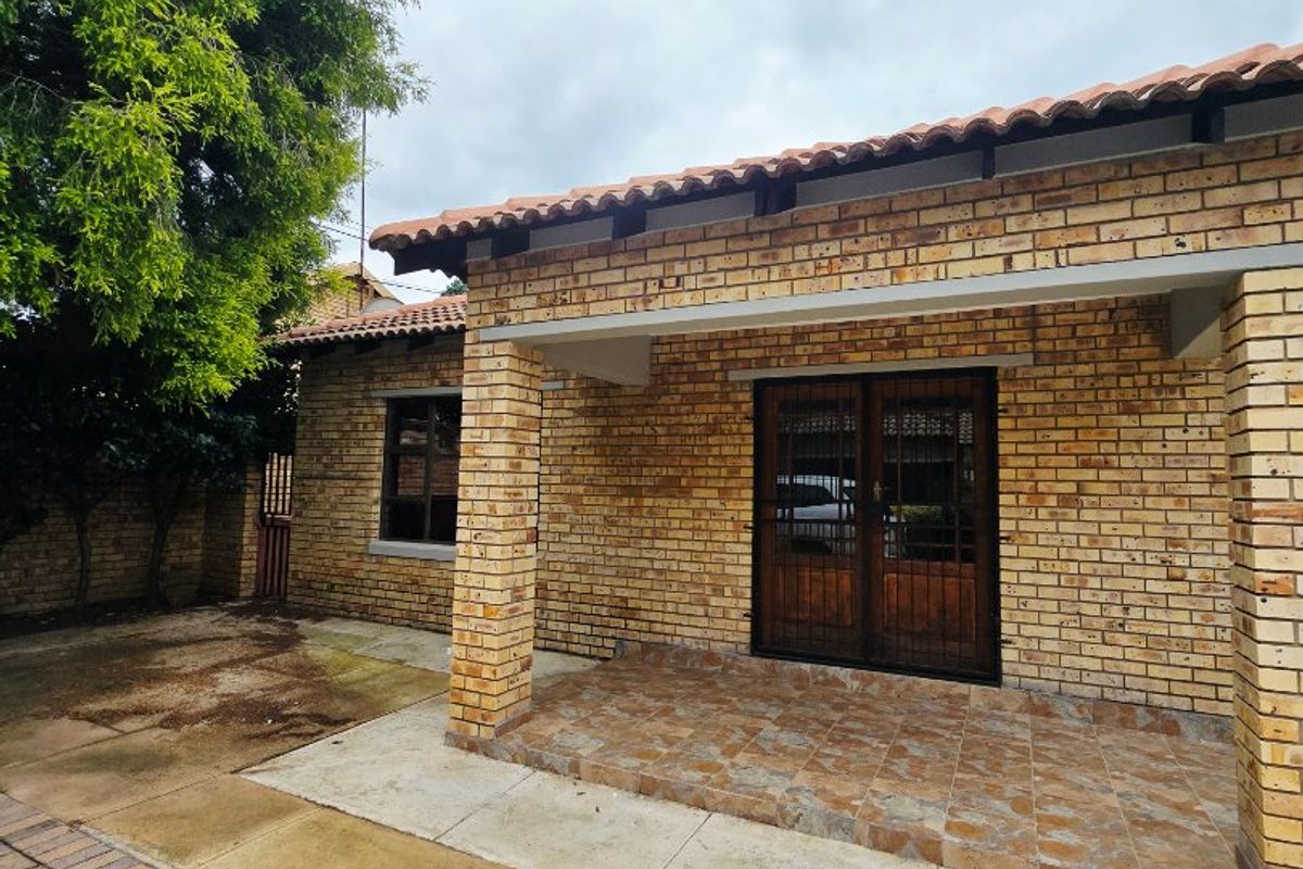 Contemporary Full-Title Townhouse with Modern Finishes in Wilkoppies - Photo 3