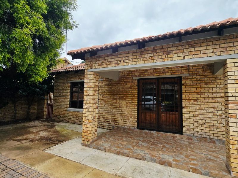 Contemporary Full-Title Townhouse with Modern Finishes in Wilkoppies - Photo 3