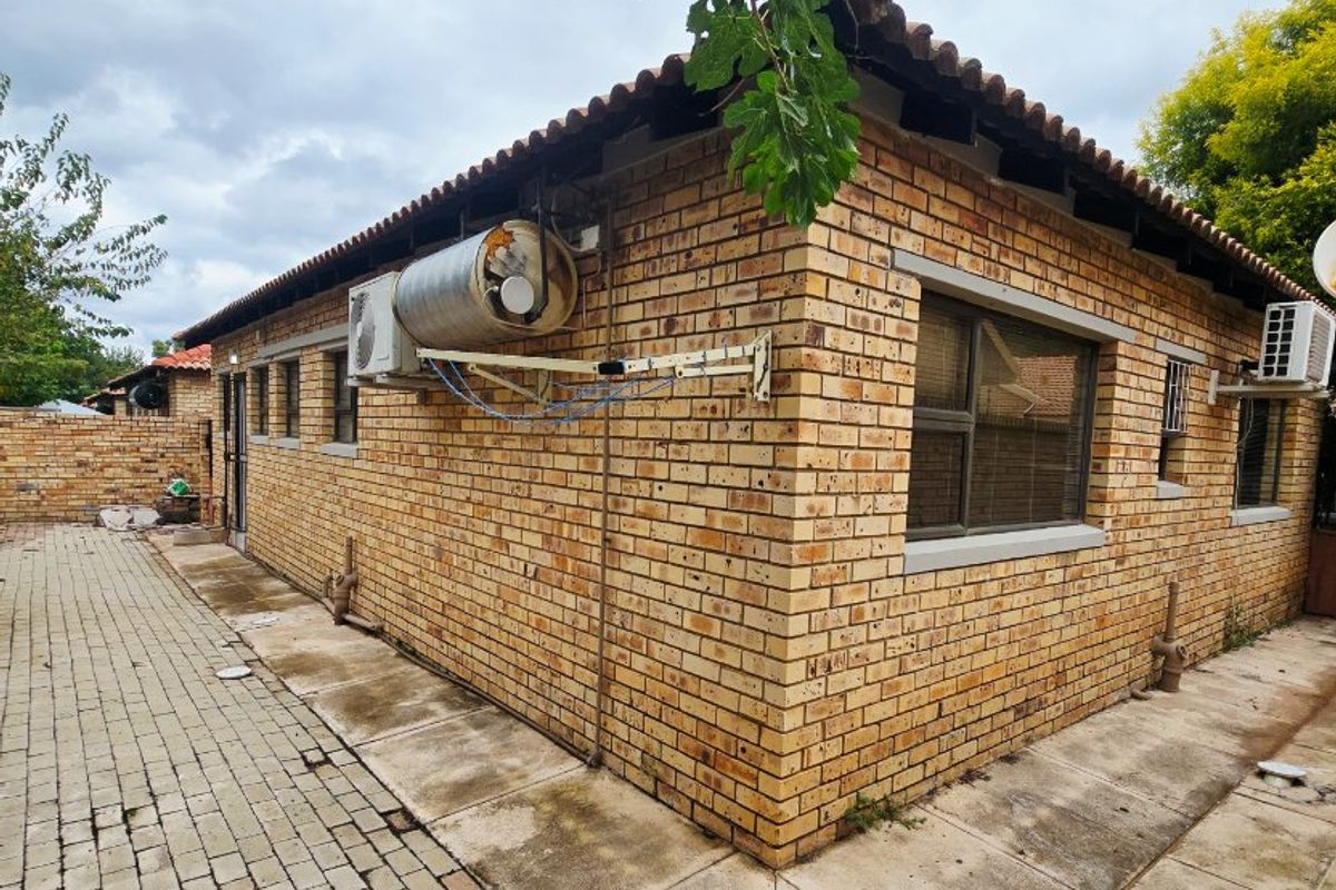 Contemporary Full-Title Townhouse with Modern Finishes in Wilkoppies - Photo 5