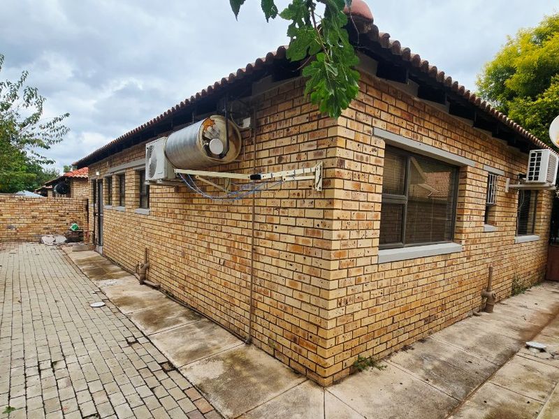 Contemporary Full-Title Townhouse with Modern Finishes in Wilkoppies - Photo 5