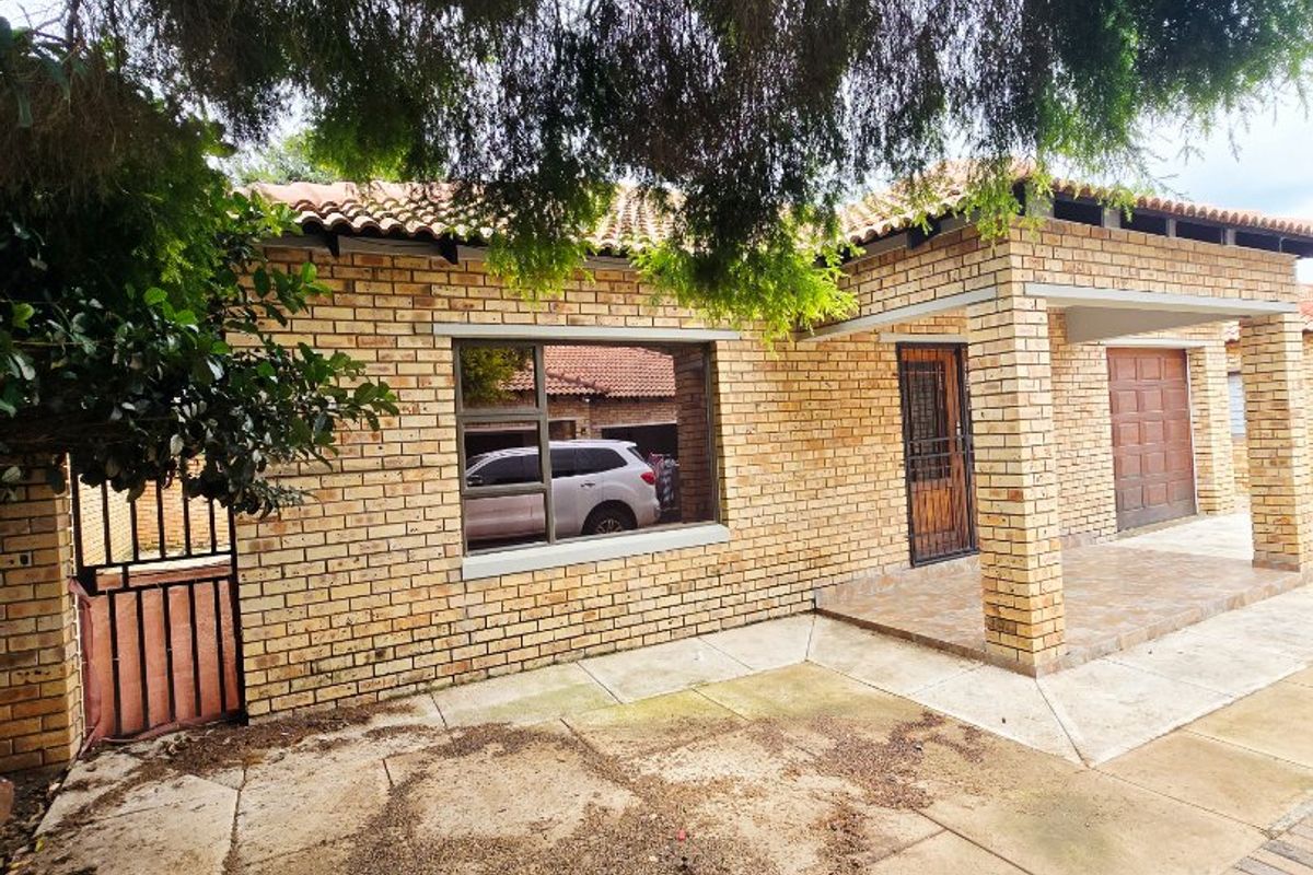 Contemporary Full-Title Townhouse with Modern Finishes in Wilkoppies - Photo 4