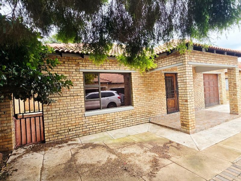 Contemporary Full-Title Townhouse with Modern Finishes in Wilkoppies - Photo 4