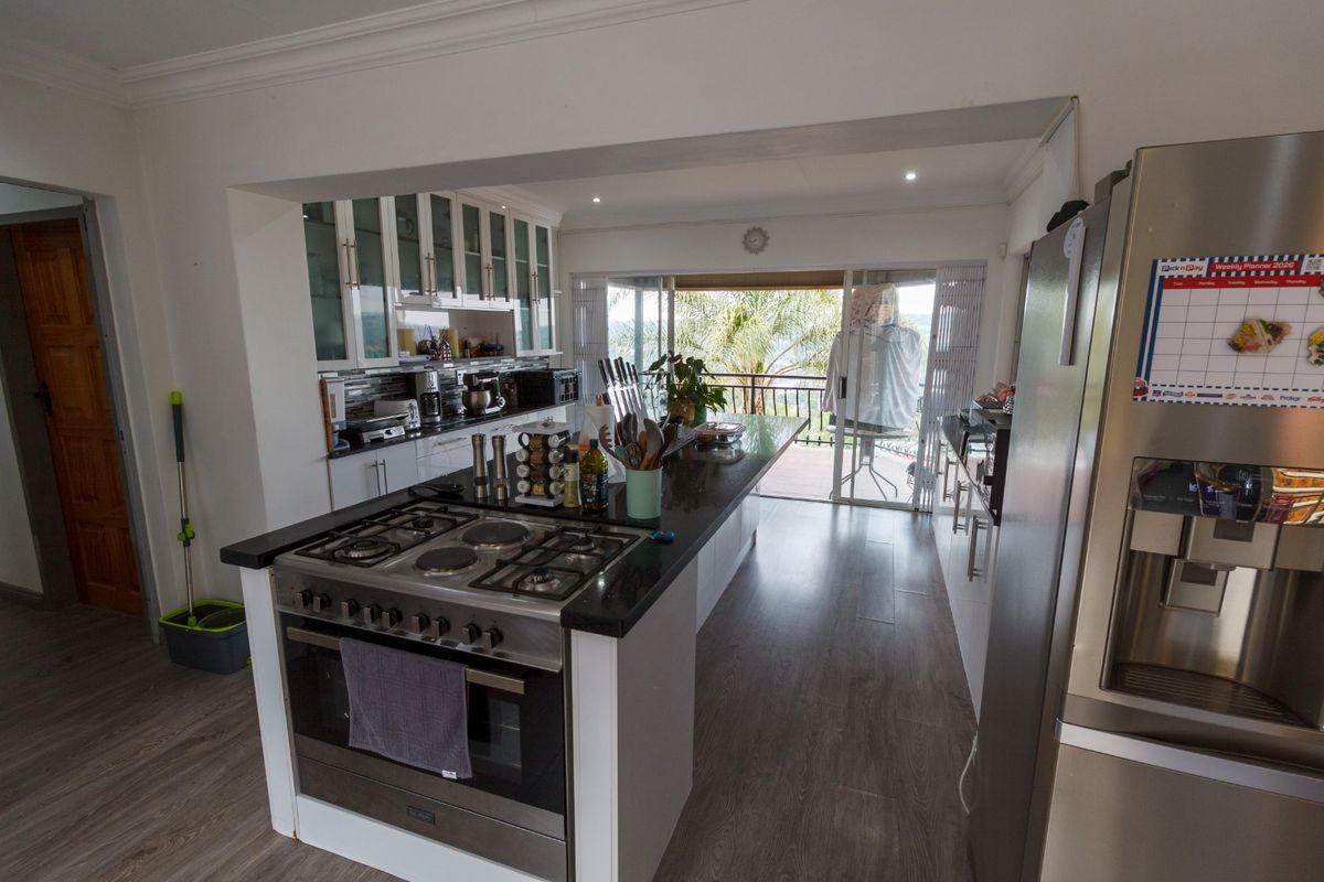 Large family home in upmarket area with Pool - Photo 4