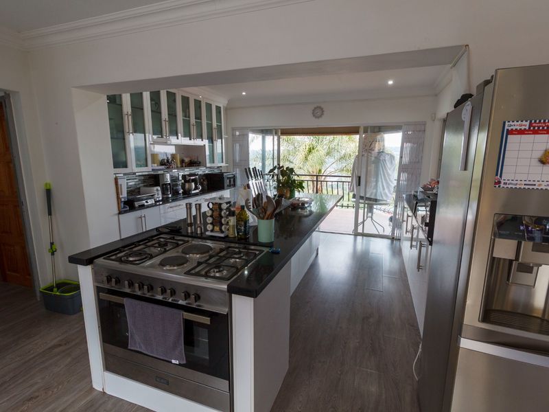 Large family home in upmarket area with Pool - Photo 4