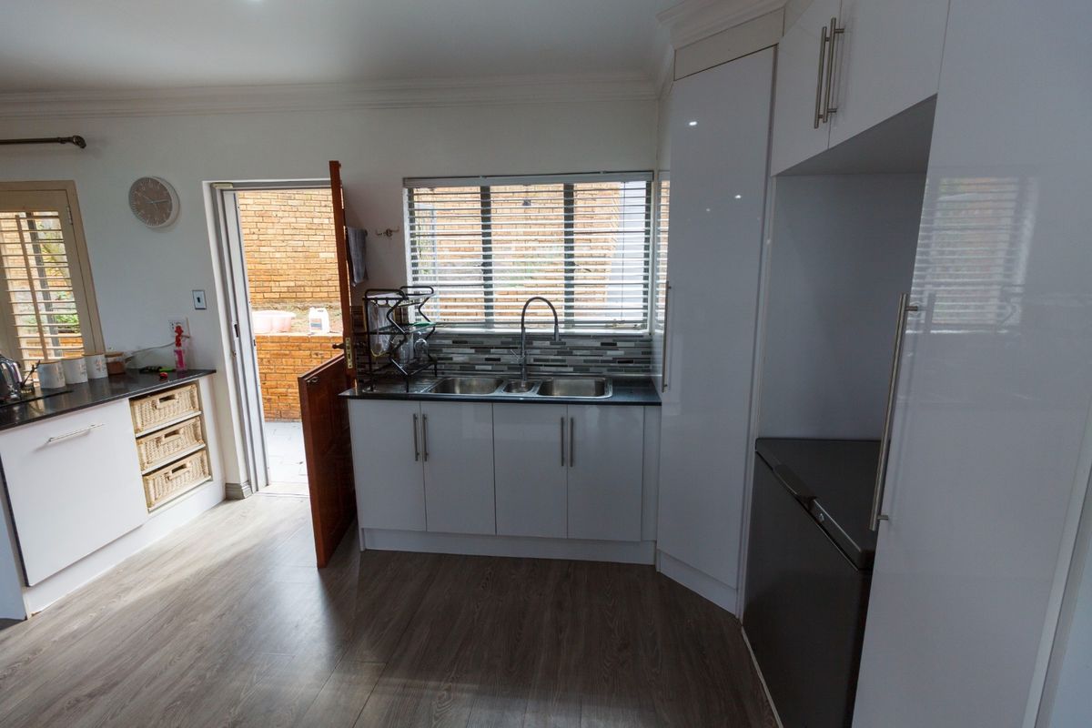 Large family home in upmarket area with Pool - Photo 5