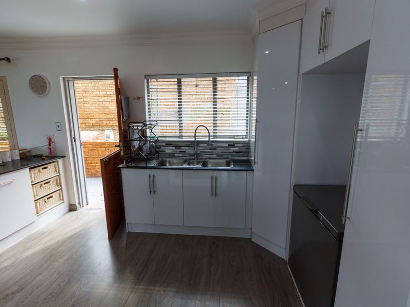 Large family home in upmarket area with Pool - Photo 5