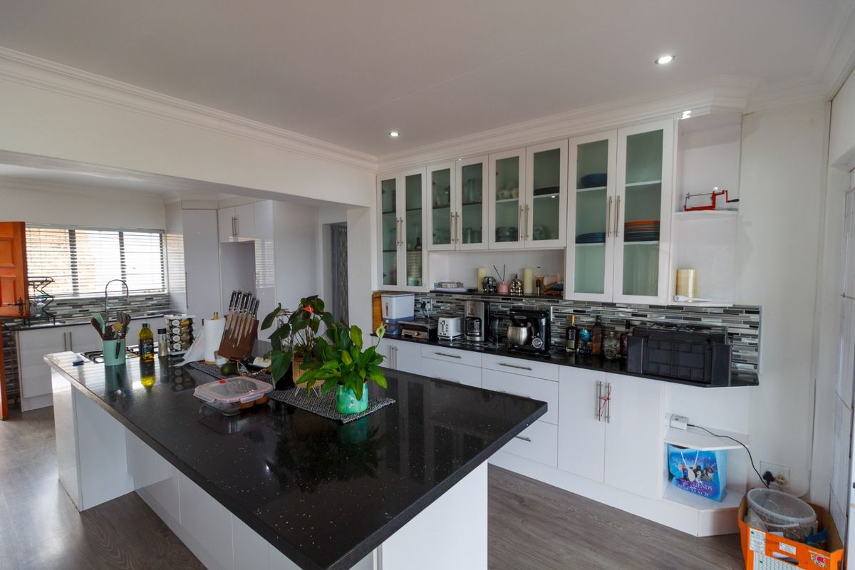 Large family home in upmarket area with Pool - Photo 2