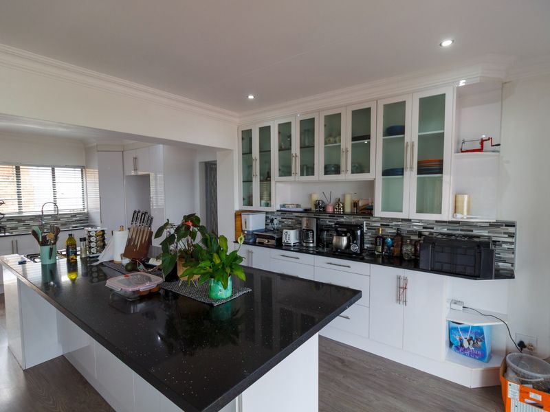 Large family home in upmarket area with Pool - Photo 2