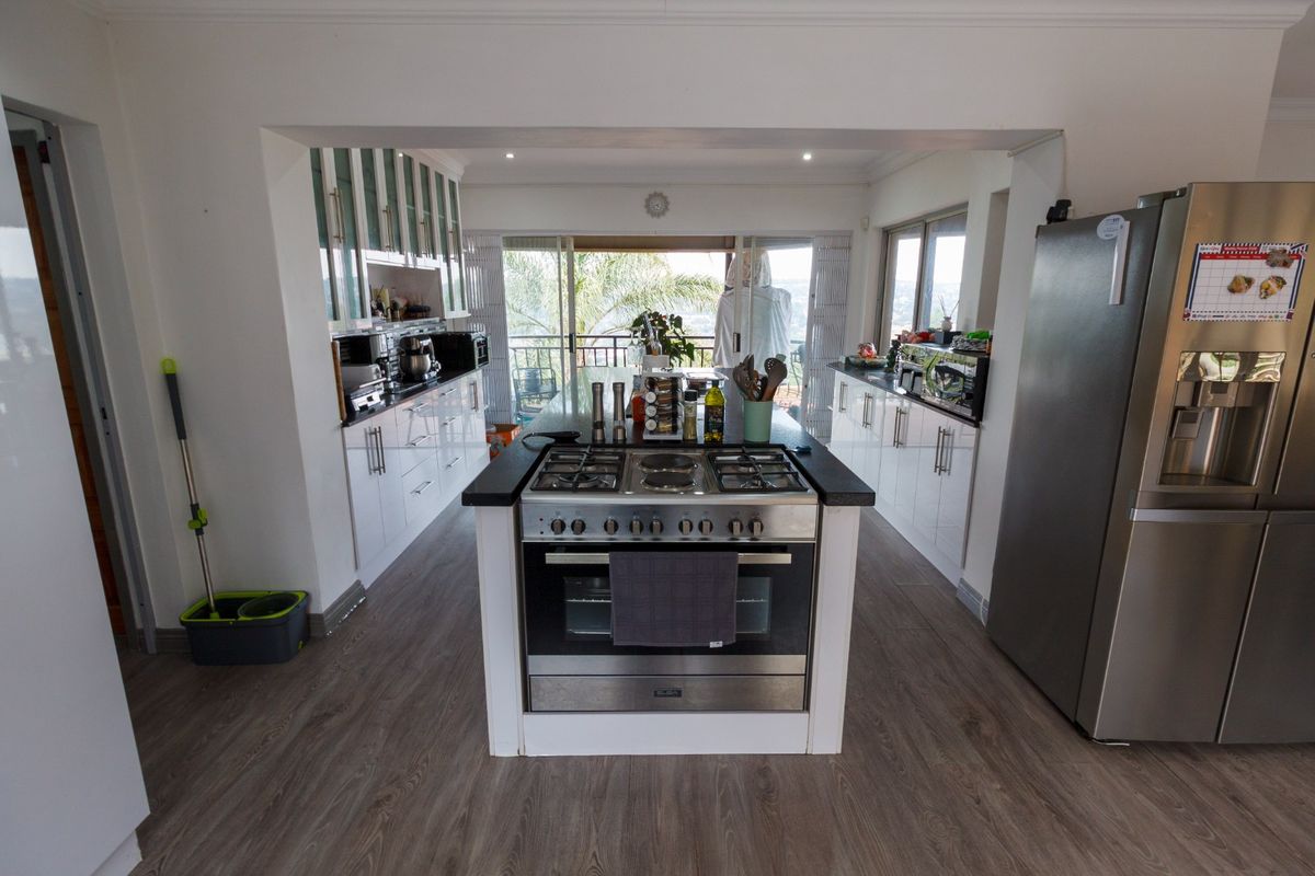 Large family home in upmarket area with Pool - Photo 3