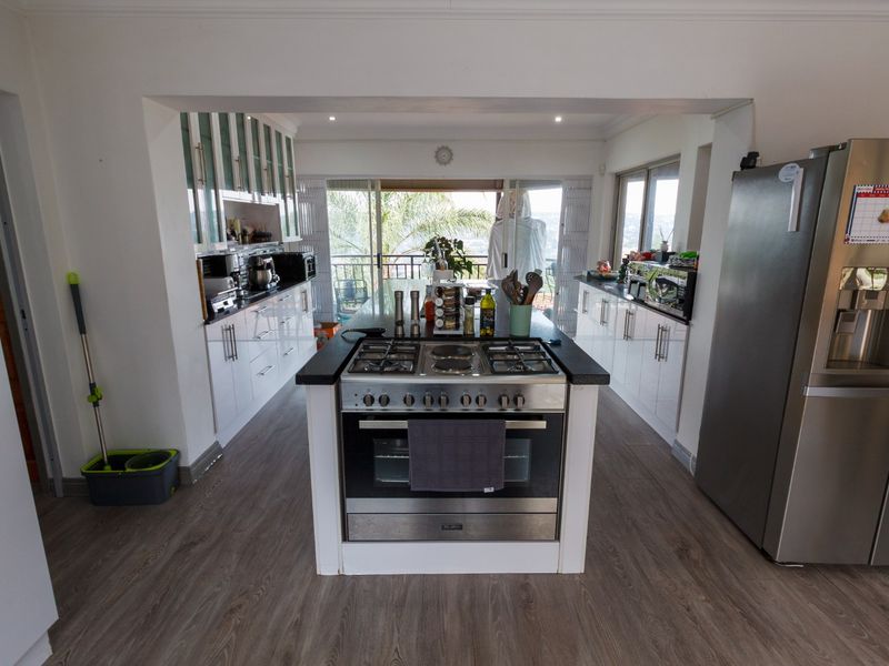 Large family home in upmarket area with Pool - Photo 3