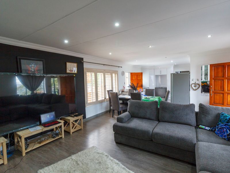 Large family home in upmarket area with Pool - Photo 8