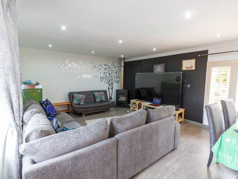 Large family home in upmarket area with Pool - Photo 7