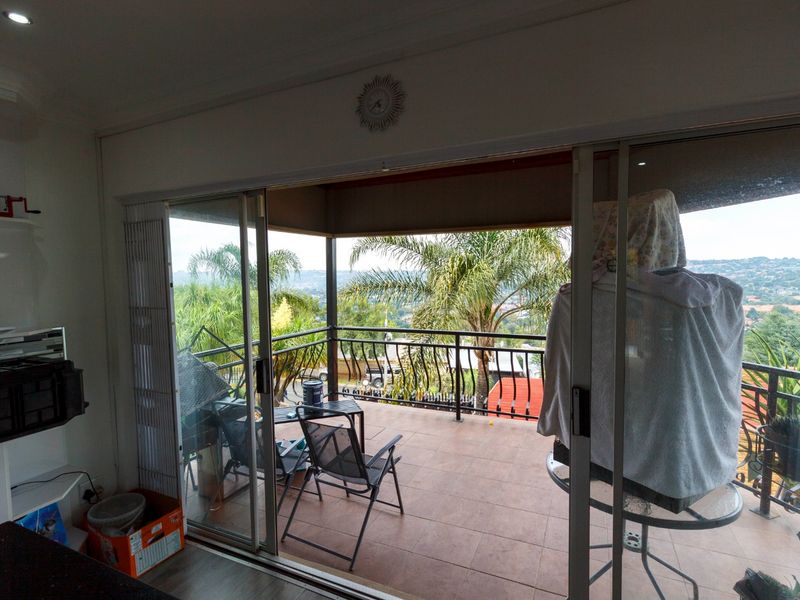 Large family home in upmarket area with Pool - Photo 6