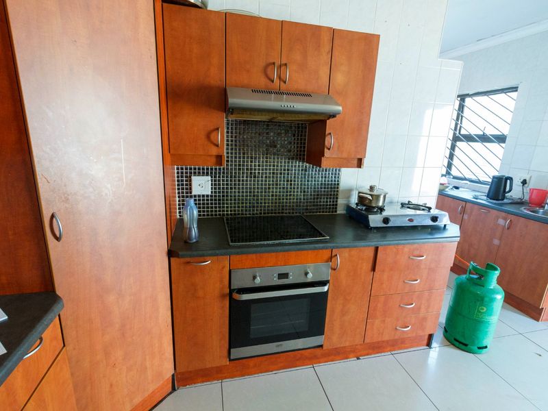 Charming Family Home with Flatlet & Pool at 38 Stumke Street, Mindalore - Photo 2