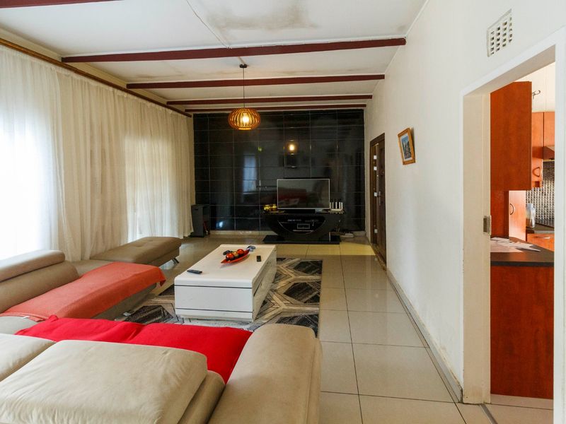 Charming Family Home with Flatlet & Pool at 38 Stumke Street, Mindalore - Photo 6