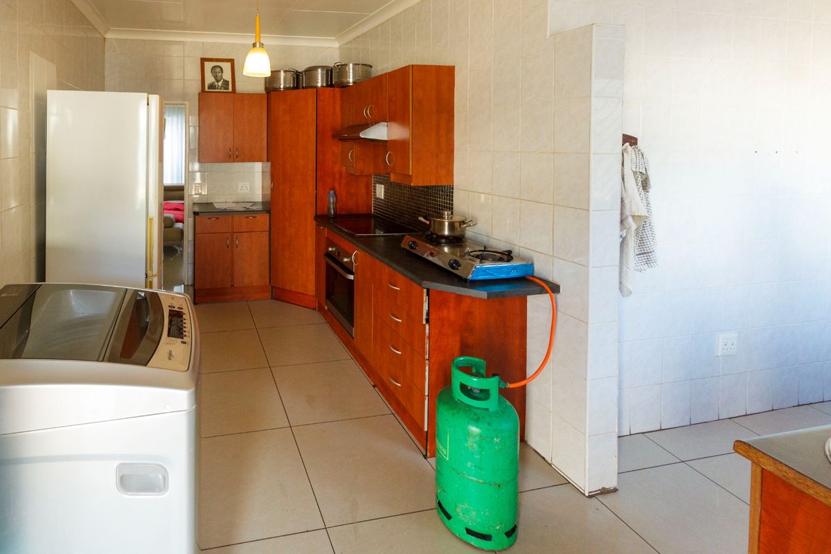 Charming Family Home with Flatlet & Pool at 38 Stumke Street, Mindalore - Photo 4