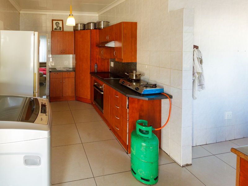 Charming Family Home with Flatlet & Pool at 38 Stumke Street, Mindalore - Photo 4