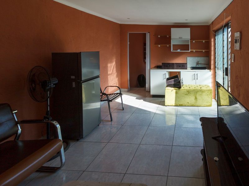 Charming Family Home with Flatlet & Pool at 38 Stumke Street, Mindalore - Photo 3